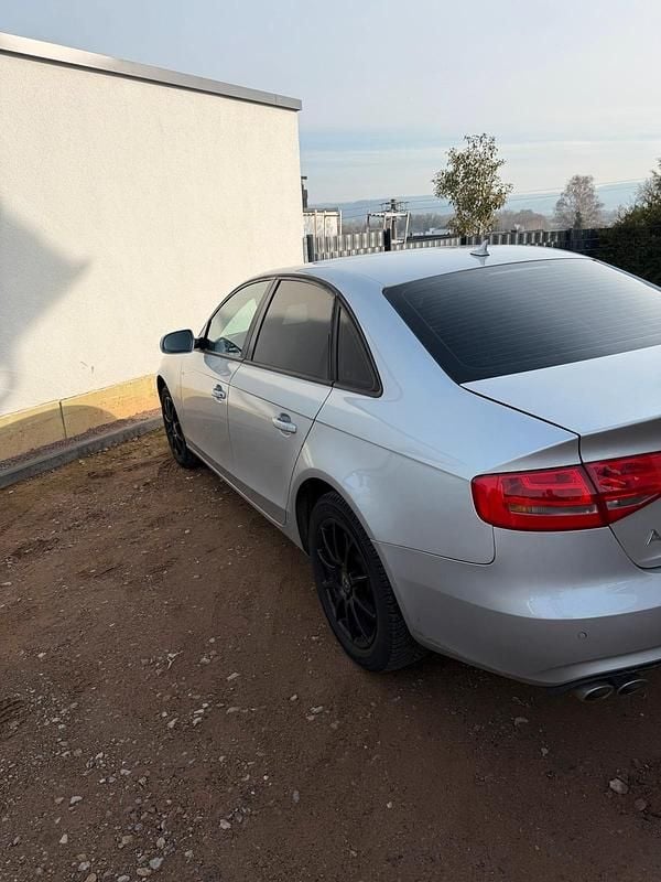 Silber Gebraucht 2014 Audi A4 Ambiente Limousine | 9.000 € - Bild 1/4