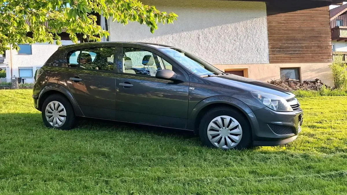 Używany Opel Astra 115 KM (84 kW) 2009 Szary Sedan/Limuzyna