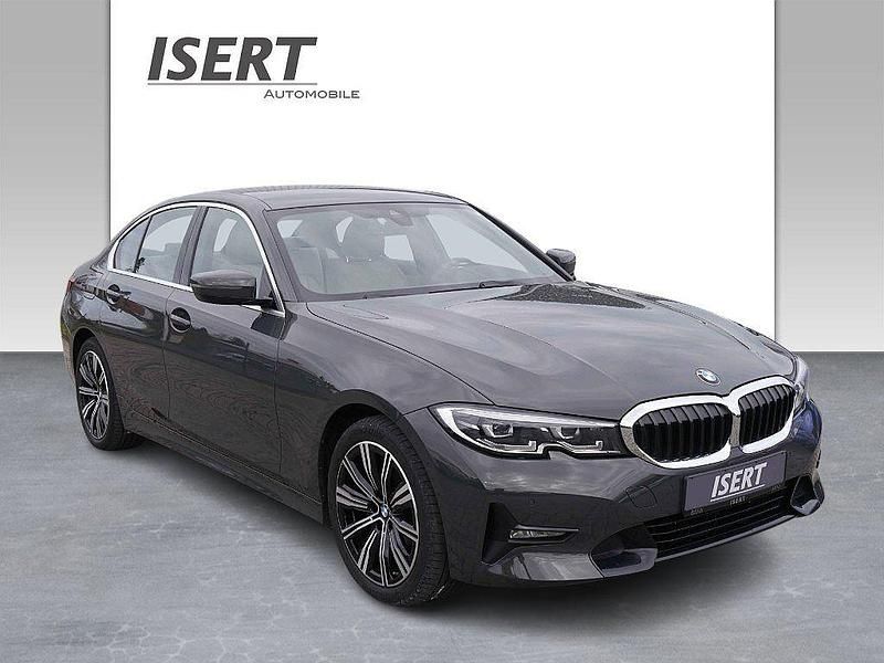 Grau Gebraucht 2020 BMW 318 Sport Line Limousine | 28.450 € (Fairer Preis) - Bild 1/4