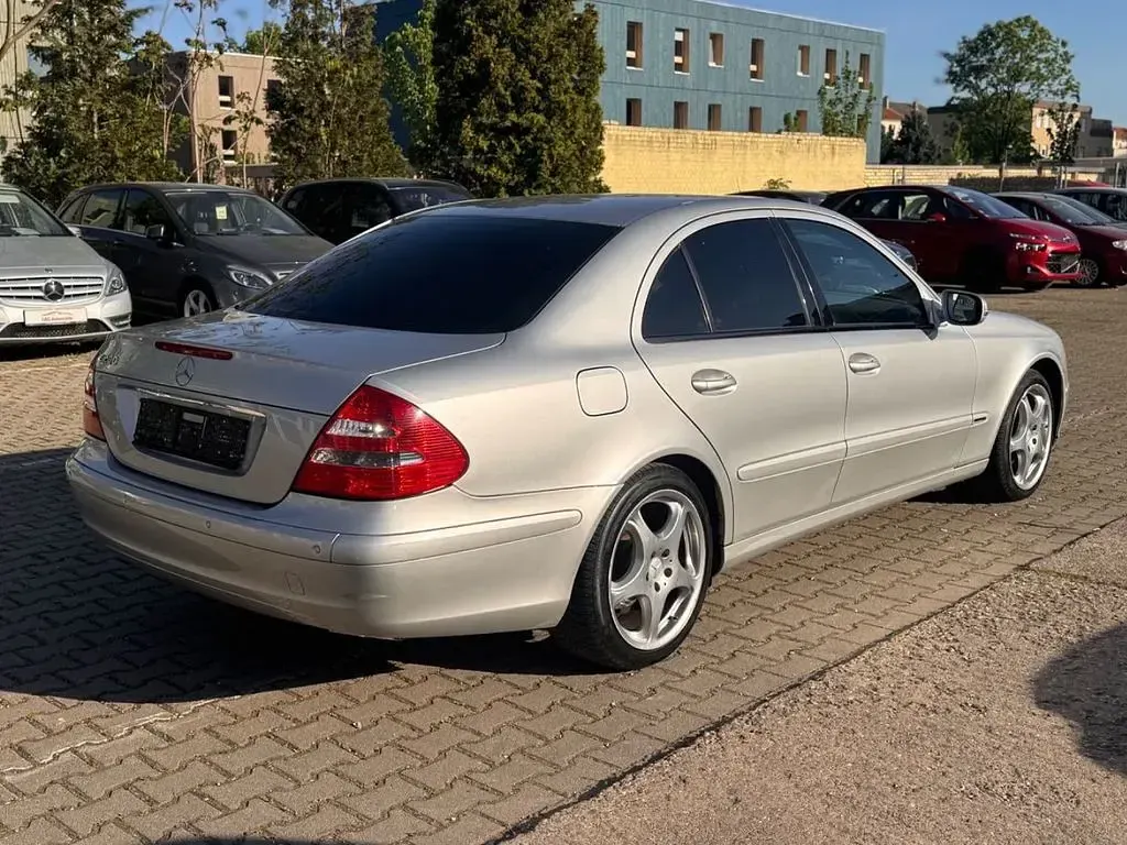 Usata Mercedes E200 163 CV (119 kW) 2003 Argento Berlina