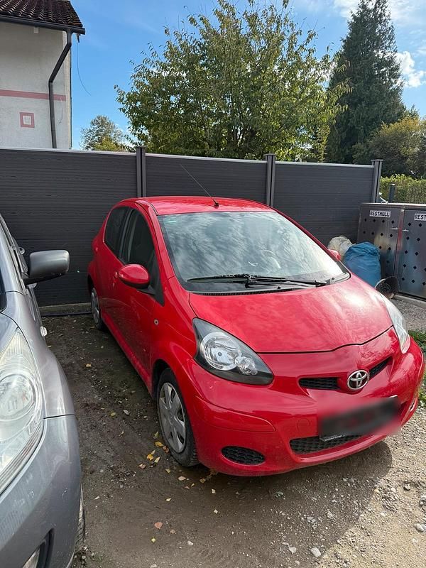 Rot Gebraucht 2009 Toyota Aygo Kleinwagen | 2.000 € (Guter Preis) - Bild 1/4