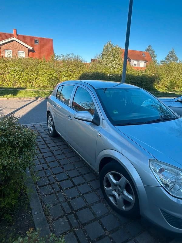 Gebraucht Opel Astra 116 PS (85 kW) 2008 Silber Kleinwagen