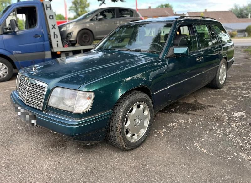 Grün Gebraucht 1996 Mercedes E220 Kombi | 3.350 € - Bild 1/4