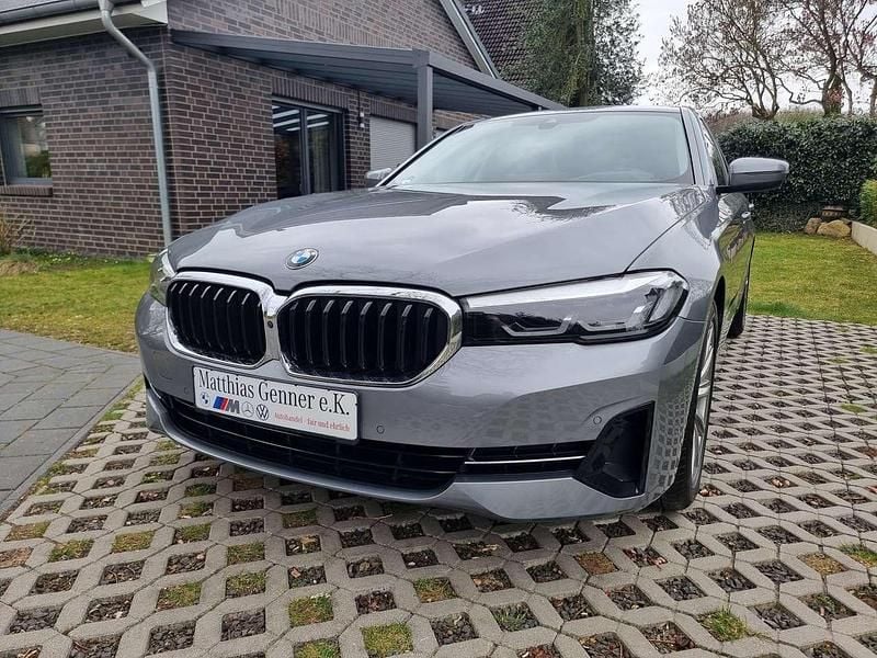 Gebraucht BMW 520 190 PS (139 kW) 2023 Skyscraper grau metallic Limousine