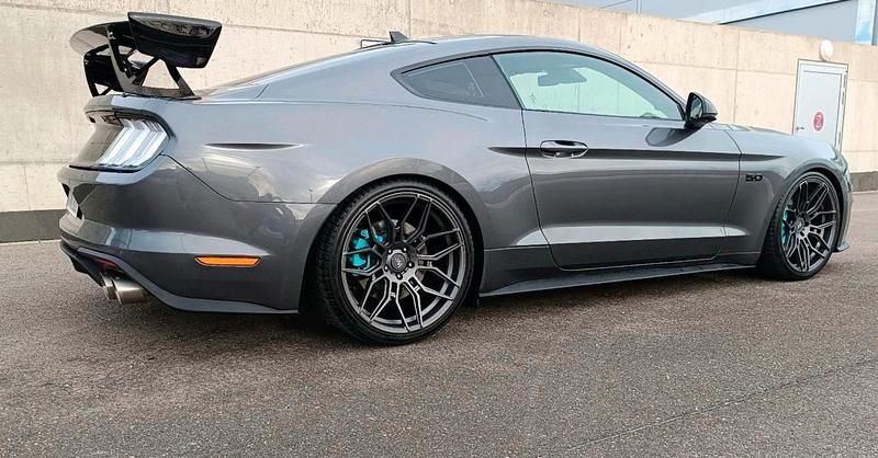 Grau Gebraucht 2022 Ford Mustang GT Coupé | 47.500 € (Etwas zu teuer) - Bild 1/4