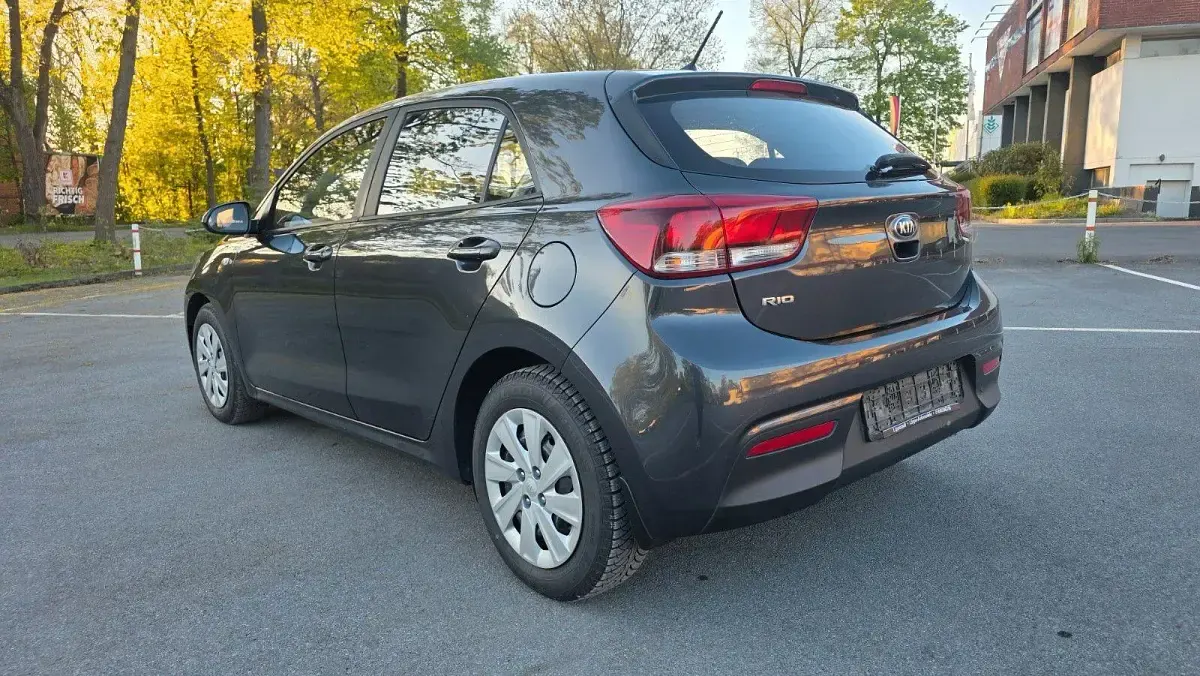 Gebraucht Kia Rio Attract 84 PS (61 kW) 2018 Grau Limousine