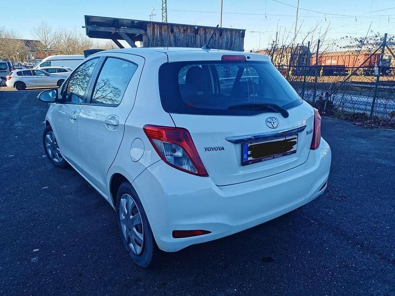 Gebraucht Toyota Yaris Cool 69 PS (50 kW) 2013 Weiß Limousine