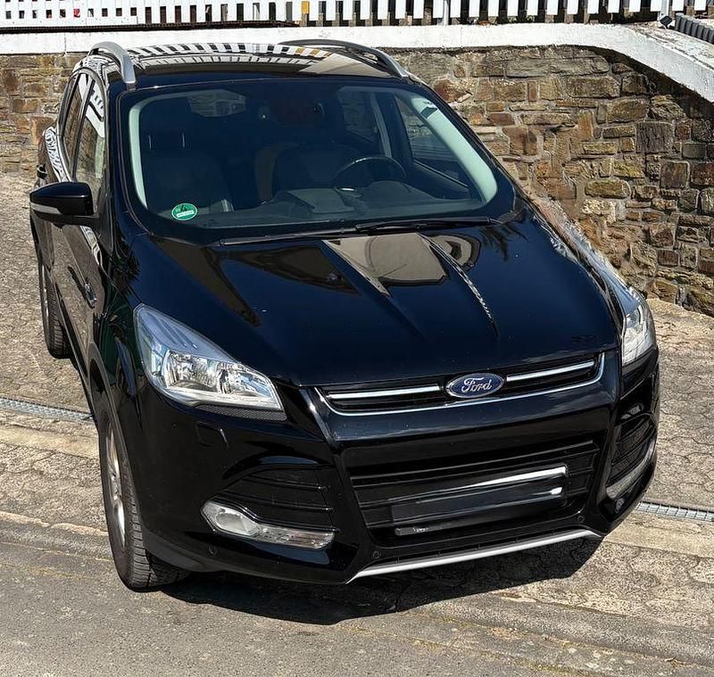 Gebraucht Ford Kuga Titanium 150 PS (110 kW) 2016 Schwarz SUV