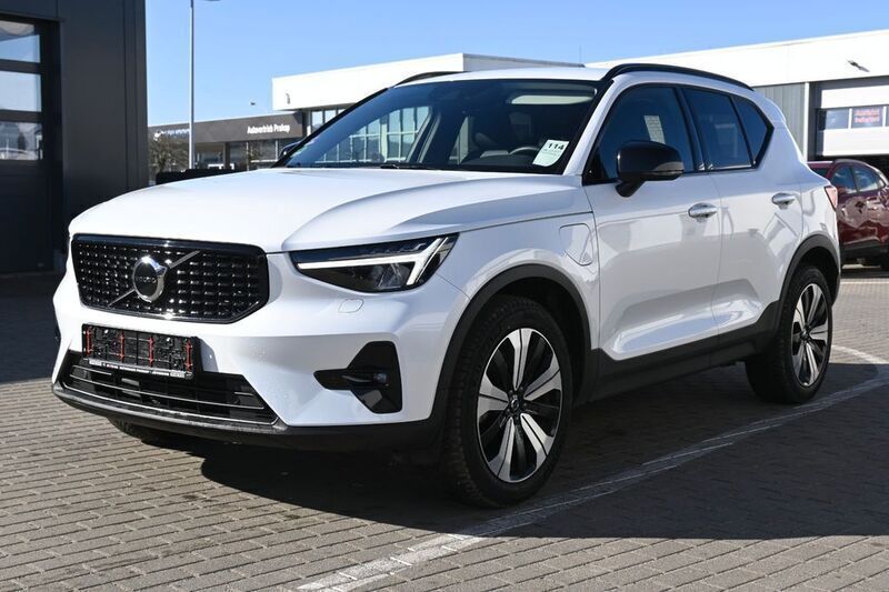 Weiß Gebraucht 2022 Volvo XC40 Plus SUV | 34.900 € (Etwas zu teuer) - Bild 1/4