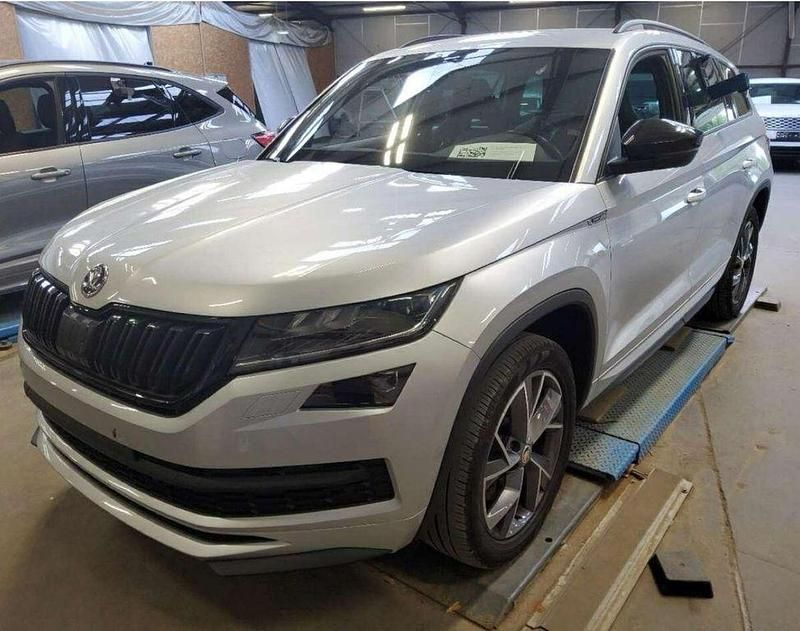 Stribrna brilliant/ brilliants Gebraucht 2021 Skoda Kodiaq SportLine SUV | 30.990 € (Fairer Preis) - Bild 1/4