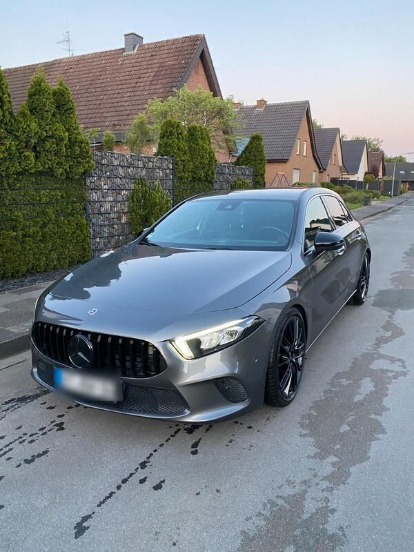 Grau Gebraucht 2018 Mercedes A180 Kleinwagen | 19.600 € (Fairer Preis) - Bild 1/4
