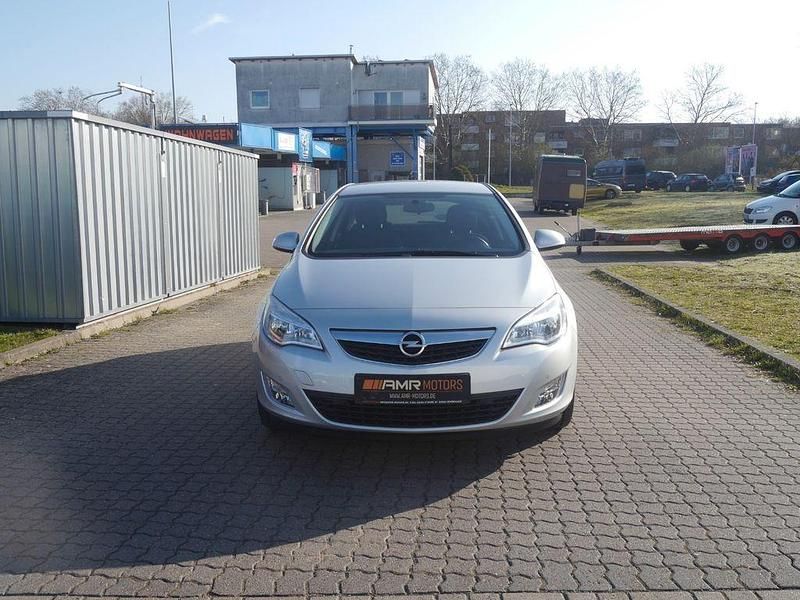 Gebraucht Opel Astra 140 PS (102 kW) 2011 Silber Limousine