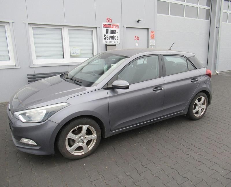 Grau Gebraucht 2015 Hyundai i20 YES! Kleinwagen | 6.850 € (Fairer Preis) - Bild 1/4