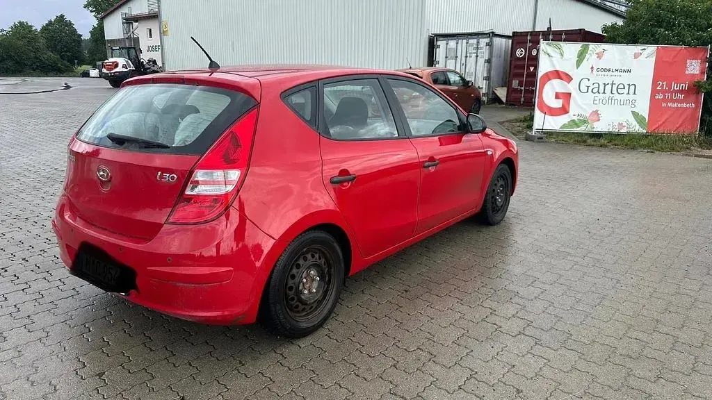 Gebraucht Hyundai i30 109 PS (80 kW) 2009 Rot Limousine
