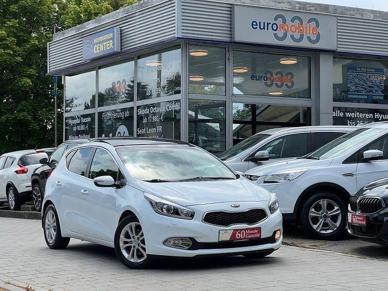 Weiß Gebraucht 2012 Kia Ceed Spirit Limousine | 8.950 € (Teuer) - Bild 1/4
