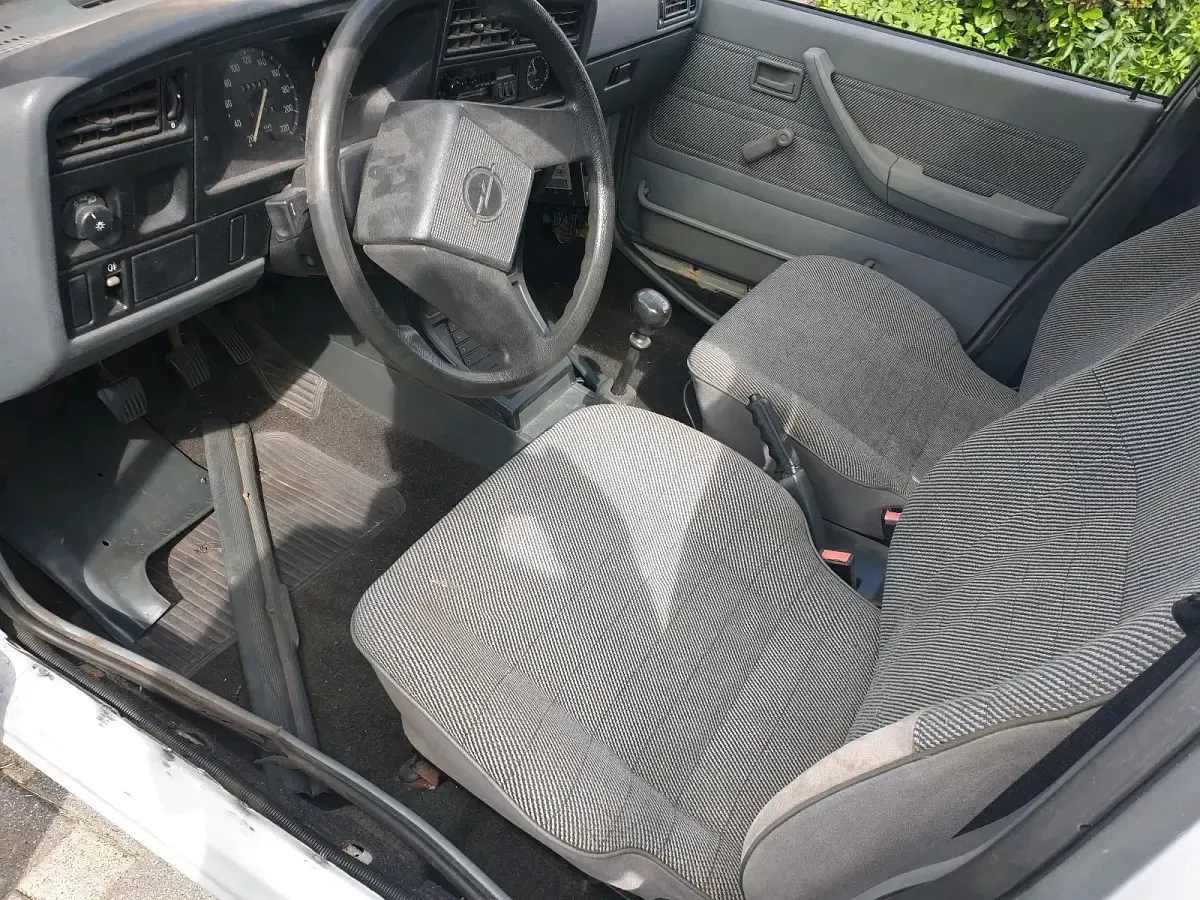Second-hand Opel Ascona 86 CP (63 kW) 1987 Auriu Berlinǎ