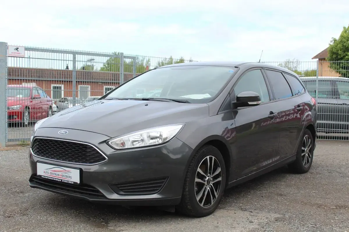 Gebraucht Ford Focus Trend 101 PS (74 kW) 2016 Grau Kombi