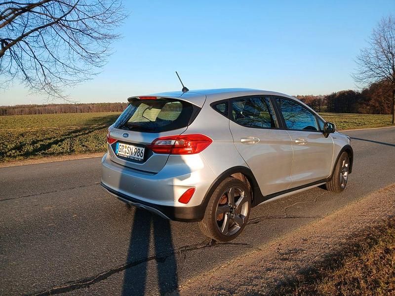 Gebraucht Ford Fiesta Active 101 PS (74 kW) 2018 Silber Kleinwagen