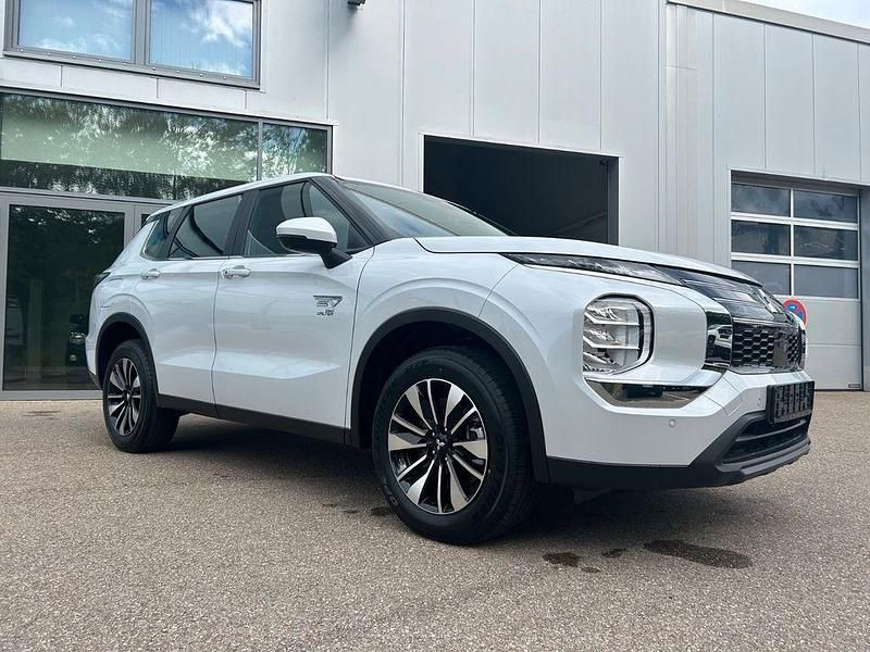 Neu Mitsubishi Outlander P-HEV Basis 306 PS (225 kW) 2025 Weiß SUV