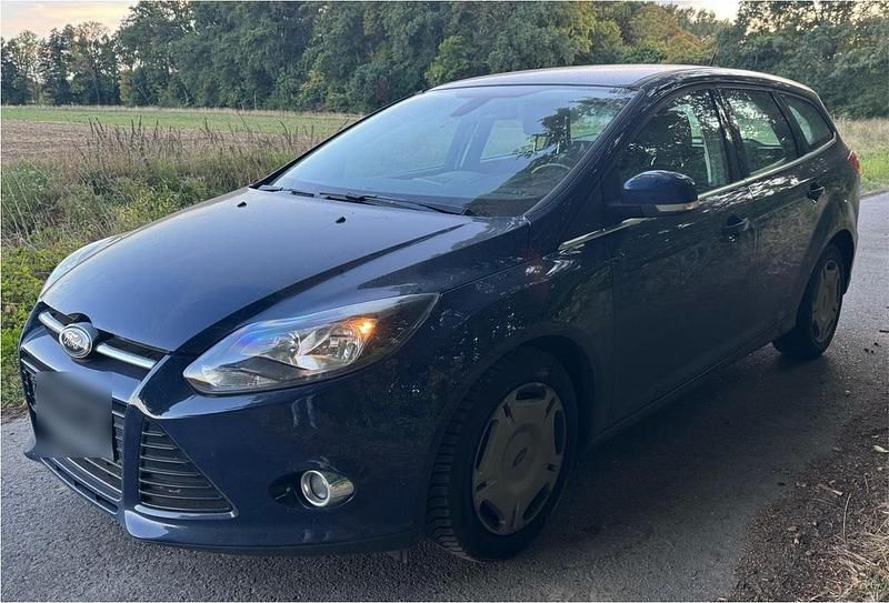 Blau Gebraucht 2011 Ford Focus Kombi | 1.699 € (Fairer Preis) - Bild 1/4