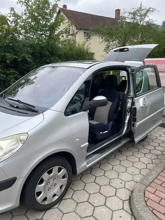 Gebraucht Peugeot 1007 Premium 109 PS (80 kW) 2009 Silber Van / Kleinbus