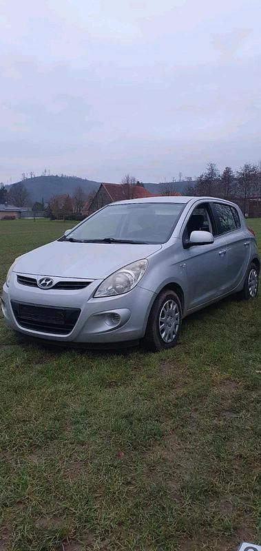 Silber Gebraucht 2011 Hyundai i20 Edition Kleinwagen | 1.100 € (Superpreis) - Bild 1/4