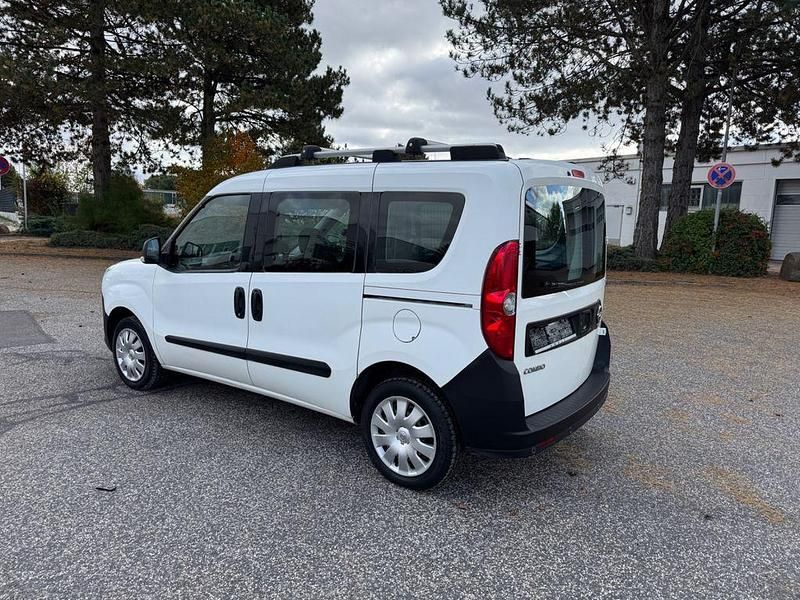 Gebraucht Opel Combo Selection 95 PS (69 kW) 2017 Weiß Van / Kleinbus