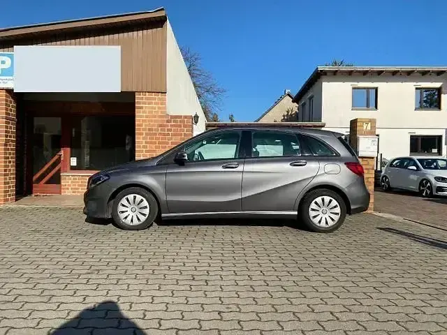 Gebraucht Mercedes B180 109 PS (80 kW) 2016 Mountaingrau  met. Kleinwagen
