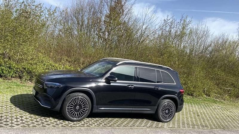 Schwarz Gebraucht 2022 Mercedes EQB300 AMG line SUV | 35.500 € (Fairer Preis) - Bild 1/4