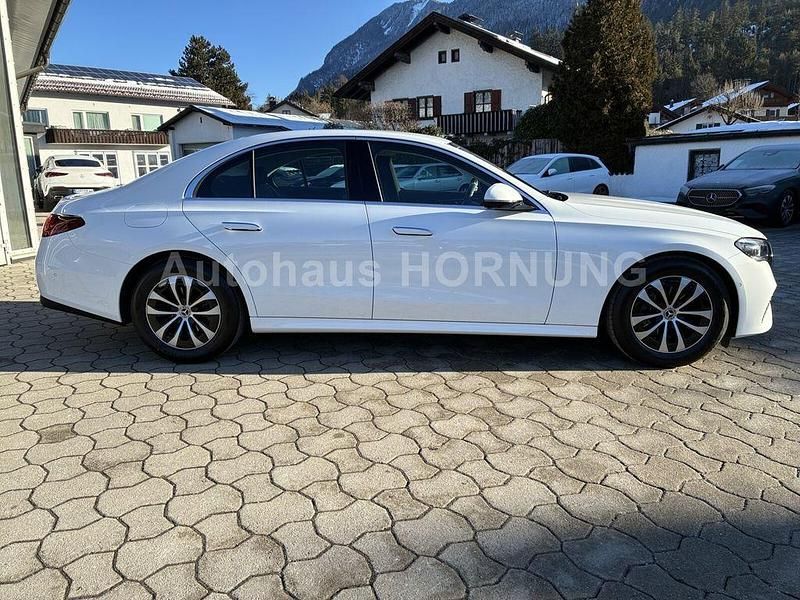 Gebraucht Mercedes E200 227 PS (166 kW) 2025 Weiß Limousine
