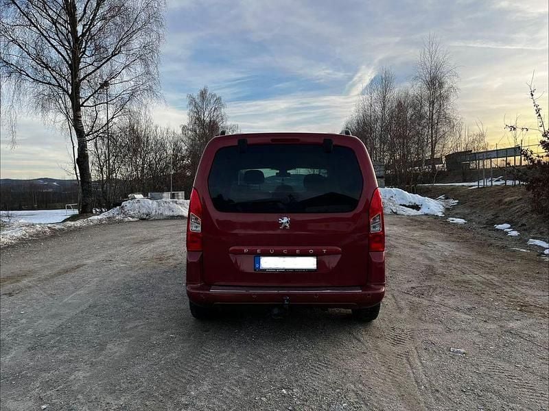 Gebraucht Peugeot Partner Tepee Family 109 PS (80 kW) 2010 Rot Van / Kleinbus