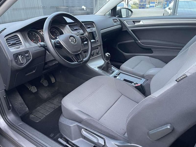 Gebraucht VW Golf VII Comfortline 110 PS (80 kW) 2014 Limestone grey metallic Limousine