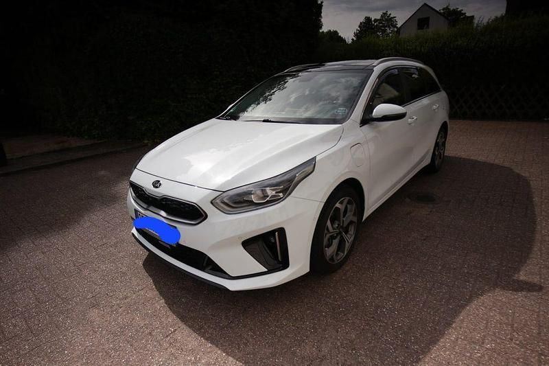 Weiß Gebraucht 2022 Kia Ceed Sportswagon Platinum Kombi | 22.600 € (Guter Preis) - Bild 1/4
