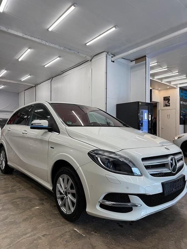 Weiß Gebraucht 2017 Mercedes B250e Van / Kleinbus | 11.250 € - Bild 1/4
