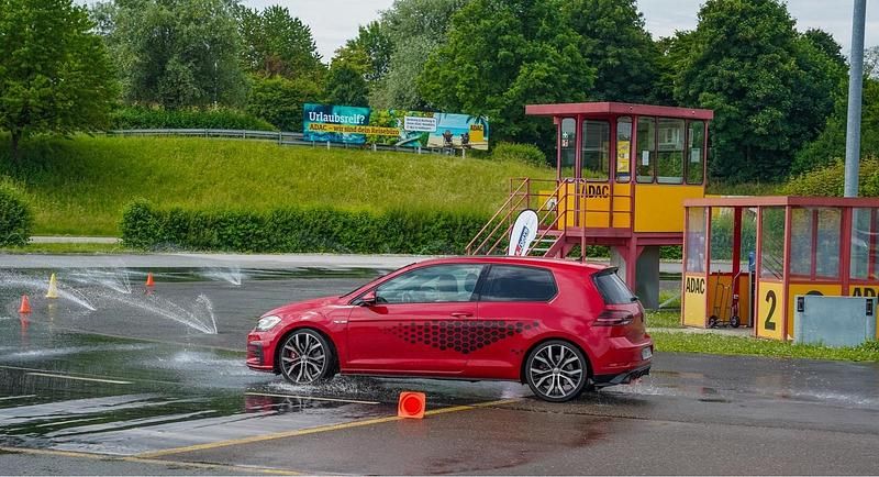 Rot Gebraucht 2018 VW Golf VII GTI Kleinwagen | 14.980 € - Bild 1/4