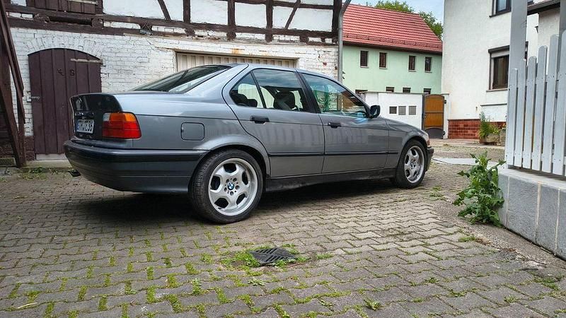 Gebraucht BMW 318 116 PS (85 kW) 1990 Silber Limousine