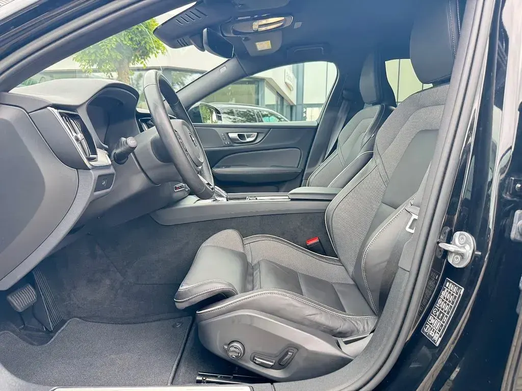 Gebraucht Volvo V60 Plus 197 PS (144 kW) 2023 Schwarz Kombi