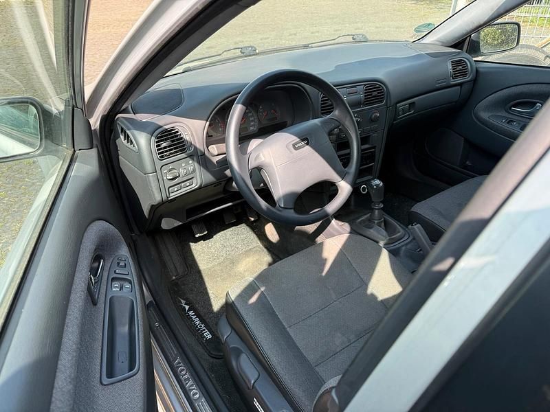 Gebraucht Volvo V40 109 PS (80 kW) 2001 Silber Kombi