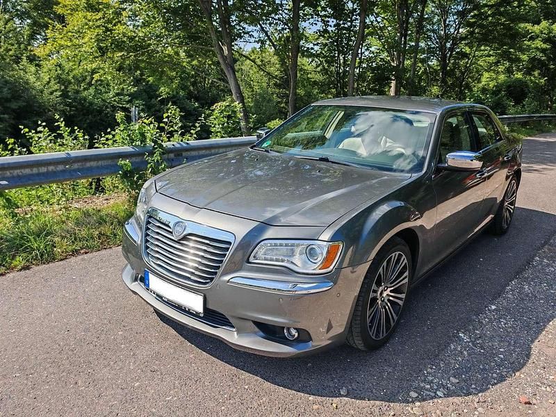 Grau Gebraucht 2013 Lancia Thema Limousine | 16.000 € - Bild 1/4