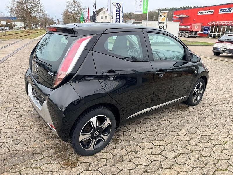 Second-hand Toyota Aygo X-clusiv 69 CP (50 kW) 2014 Negru Hatchback