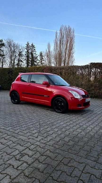 Rot Gebraucht 2007 Suzuki Swift Limousine | 2.500 € (Fairer Preis) - Bild 1/4