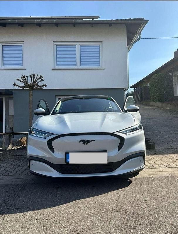 Weiß Gebraucht 2021 Ford Mustang Mach-E Standard Range SUV | 26.400 € (Guter Preis) - Bild 1/4