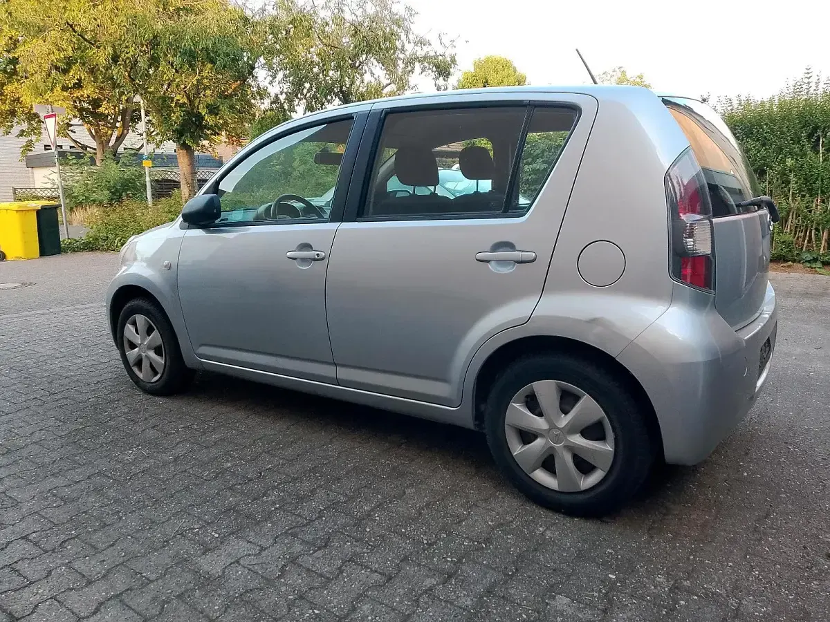 Gebraucht Daihatsu Sirion 69 PS (50 kW) 2011 Silber Kleinwagen