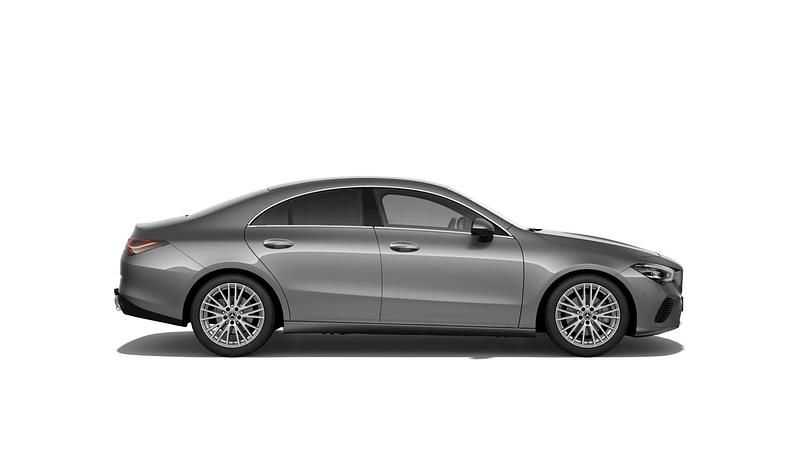 Mountaingrau Neu 2025 Mercedes CLA220 Limousine | 59.095 € - Bild 1/2