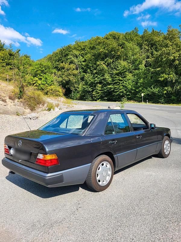 Gebraucht Mercedes E260 160 PS (117 kW) 1991 Andere farben Limousine