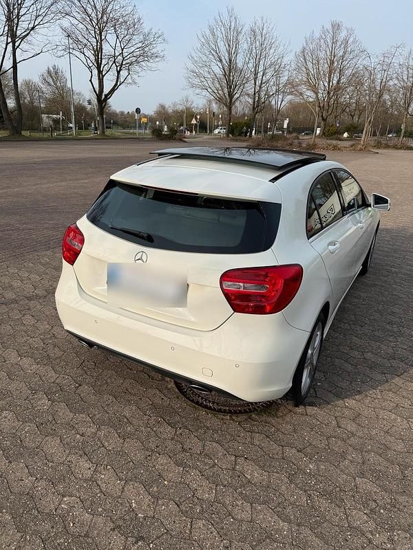 Gebraucht Mercedes A180 122 PS (89 kW) 2013 Weiß Limousine