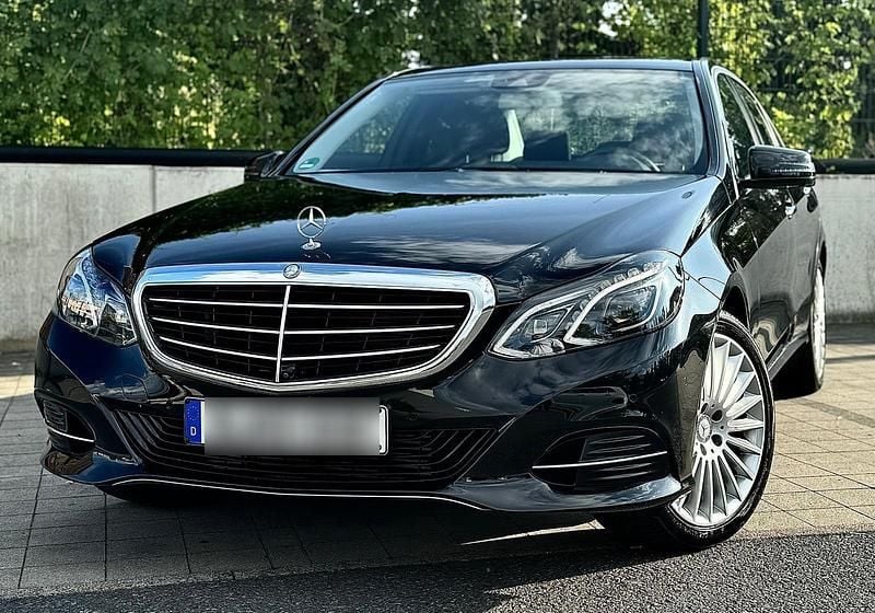 Schwarz Gebraucht 2014 Mercedes E250 Limousine | 16.595 € (Superpreis) - Bild 1/4