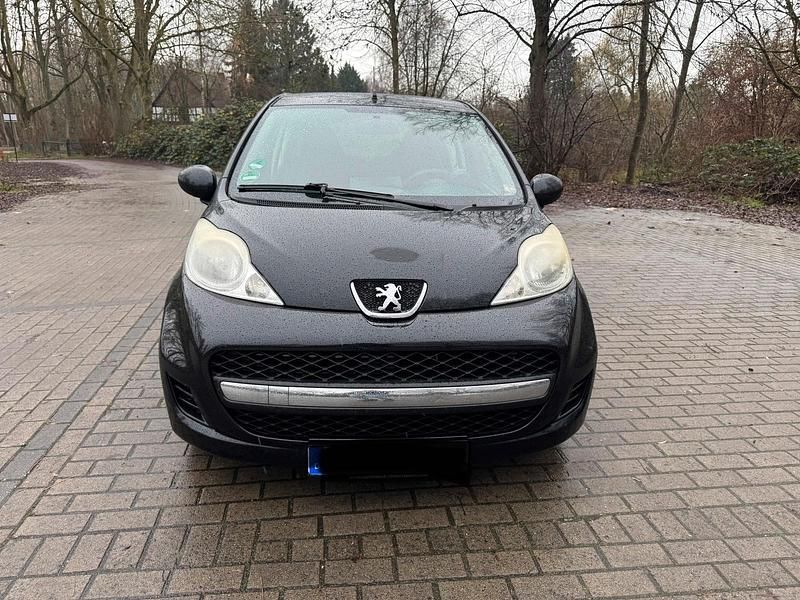 Gebraucht Peugeot 107 67 PS (49 kW) 2010 Schwarz Kleinwagen