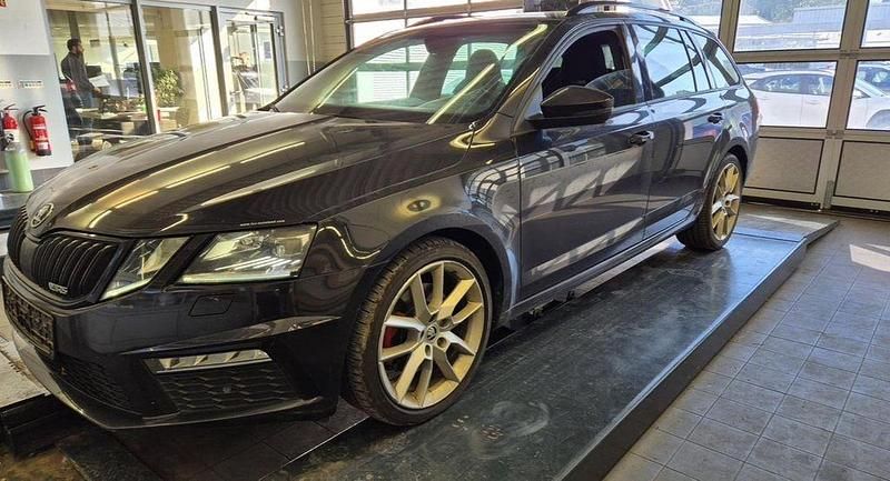 Schwarz Gebraucht 2018 Skoda Octavia RS Kombi | 10.999 € (Superpreis) - Bild 1/4