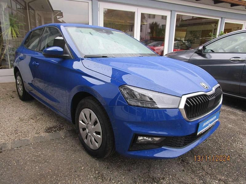Energy blau Gebraucht 2024 Skoda Fabia Essence Kleinwagen | 18.800 € (Fairer Preis) - Bild 1/4